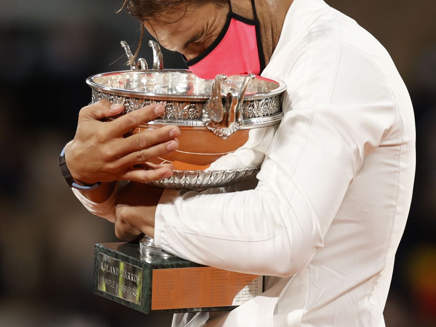 Nadal, con su trofeo de campeón. (Efe)