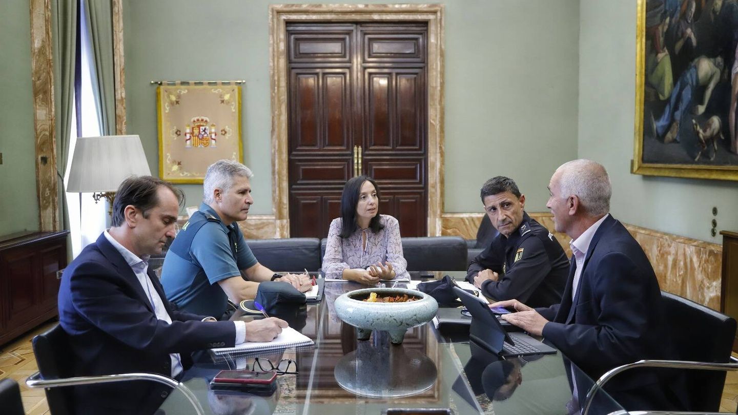 La delegada del Gobierno, Mercedes González, junto al jefe superior de Policía de Madrid, Manuel Soto Seoane, y el coronel jefe de la Comandancia de la Guardia Civil, David Blanes. (Delegación del Gobierno)