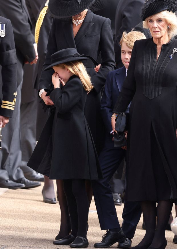 La princesa Charlotte, vestida de moda española, llorando en el funeral. (Reuters/Pool/Phil Harris)