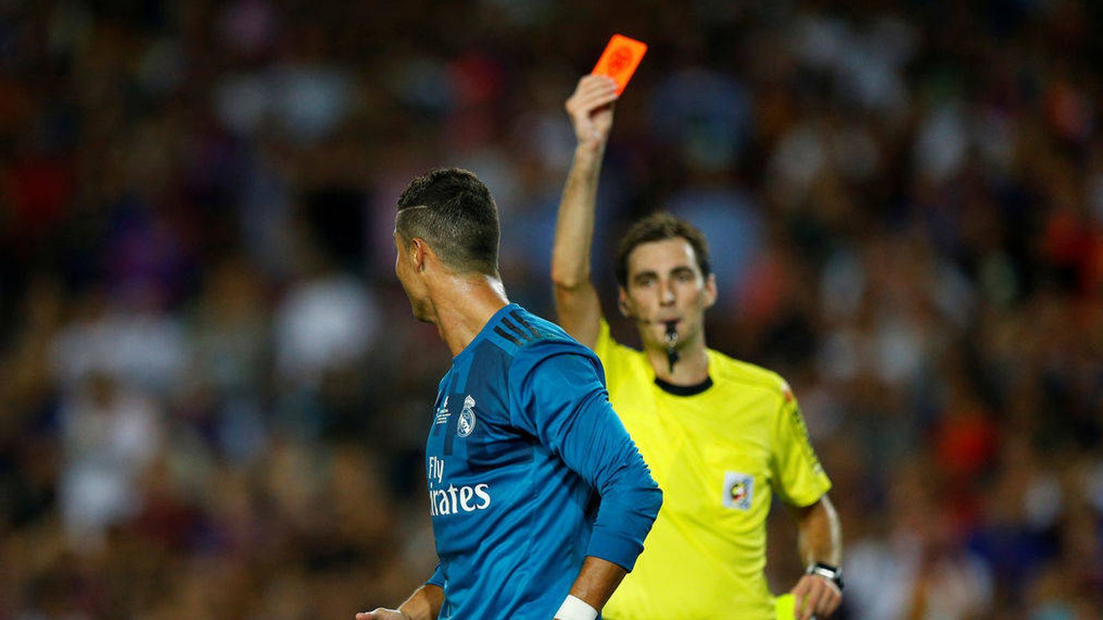 Foto: El árbitro saca la tarjeta roja a Cristiano en el partido de la Supercopa de España. (Mediaset)