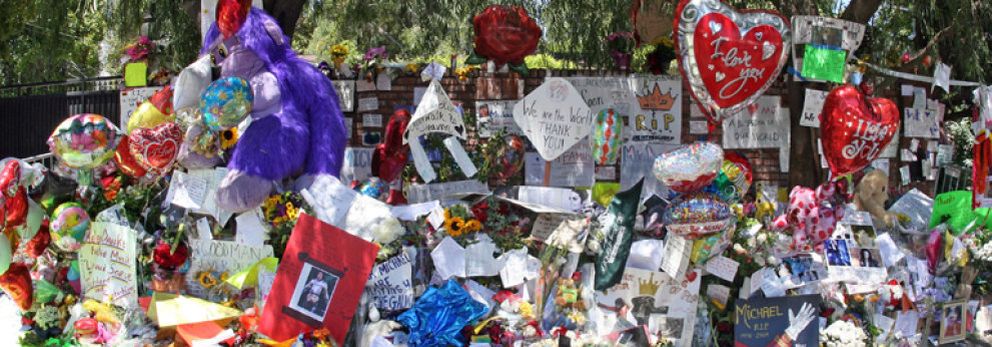 Foto: La tumba de Michael Jackson, cubierta por 11.000 flores