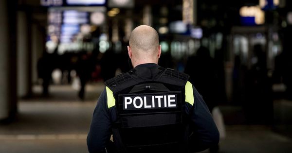 Foto: Un policía de Róterdam, en una imagen de archivo. (EFE)