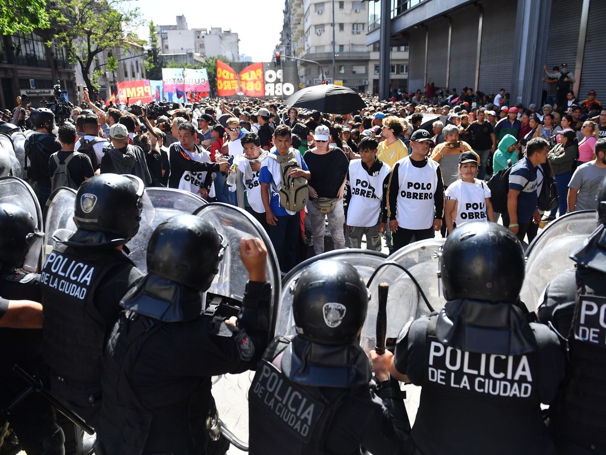 Foto: Primera gran protesta contra el nuevo Gobierno de Milei ayer en Buenos Aires. (Europa Press/DPA/Maximiliano Luna)