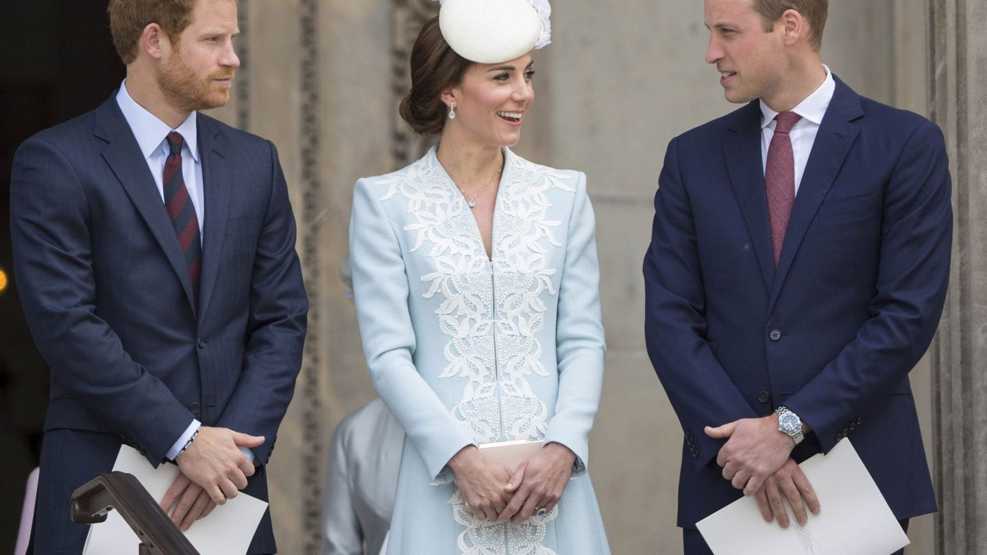 El príncipe Harry, la duquesa de Cambridge y al príncipe Guillermo en una imagen de archivo. (EFE)