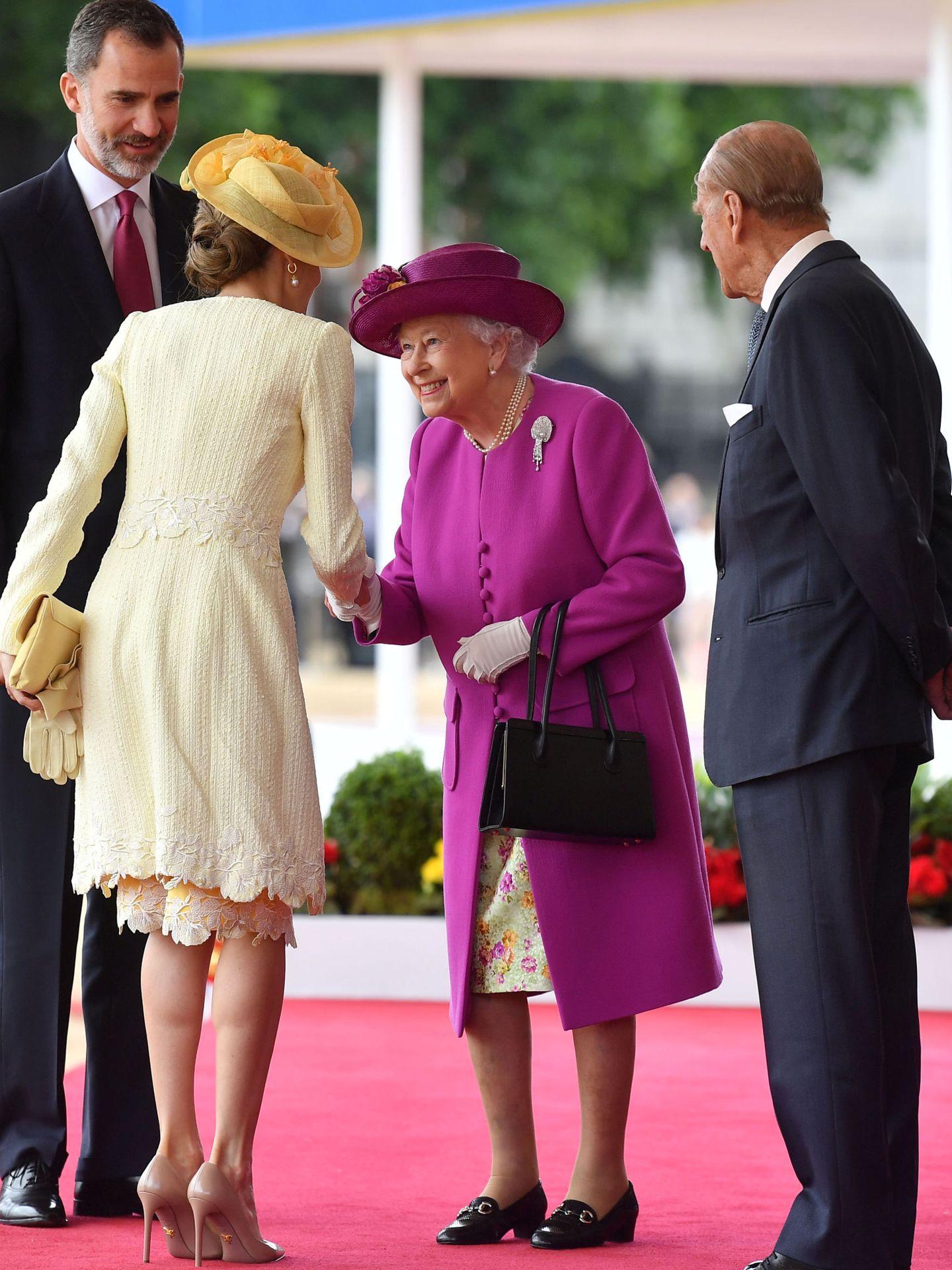 La reina Isabel II y su marido, con los Reyes. (Reuters)