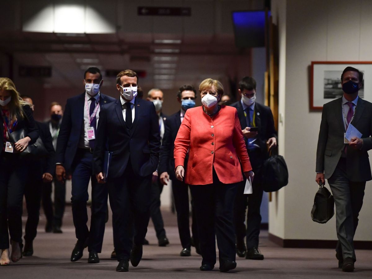 Foto: Emmanuel Macron y Angela Merkel, a su llegada a la rueda de prensa una vez alcanzado el acuerdo en el Consejo Europeo. (EFE)