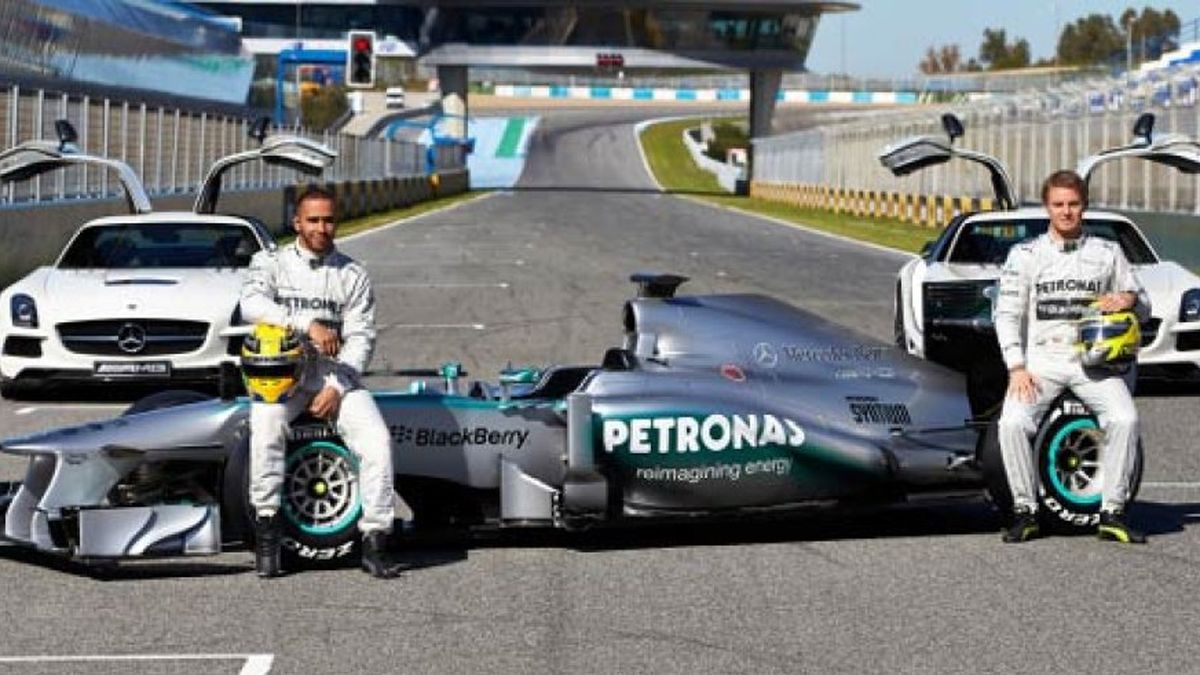 Hamilton se da un año en Mercedes "para instalarse en el equipo"