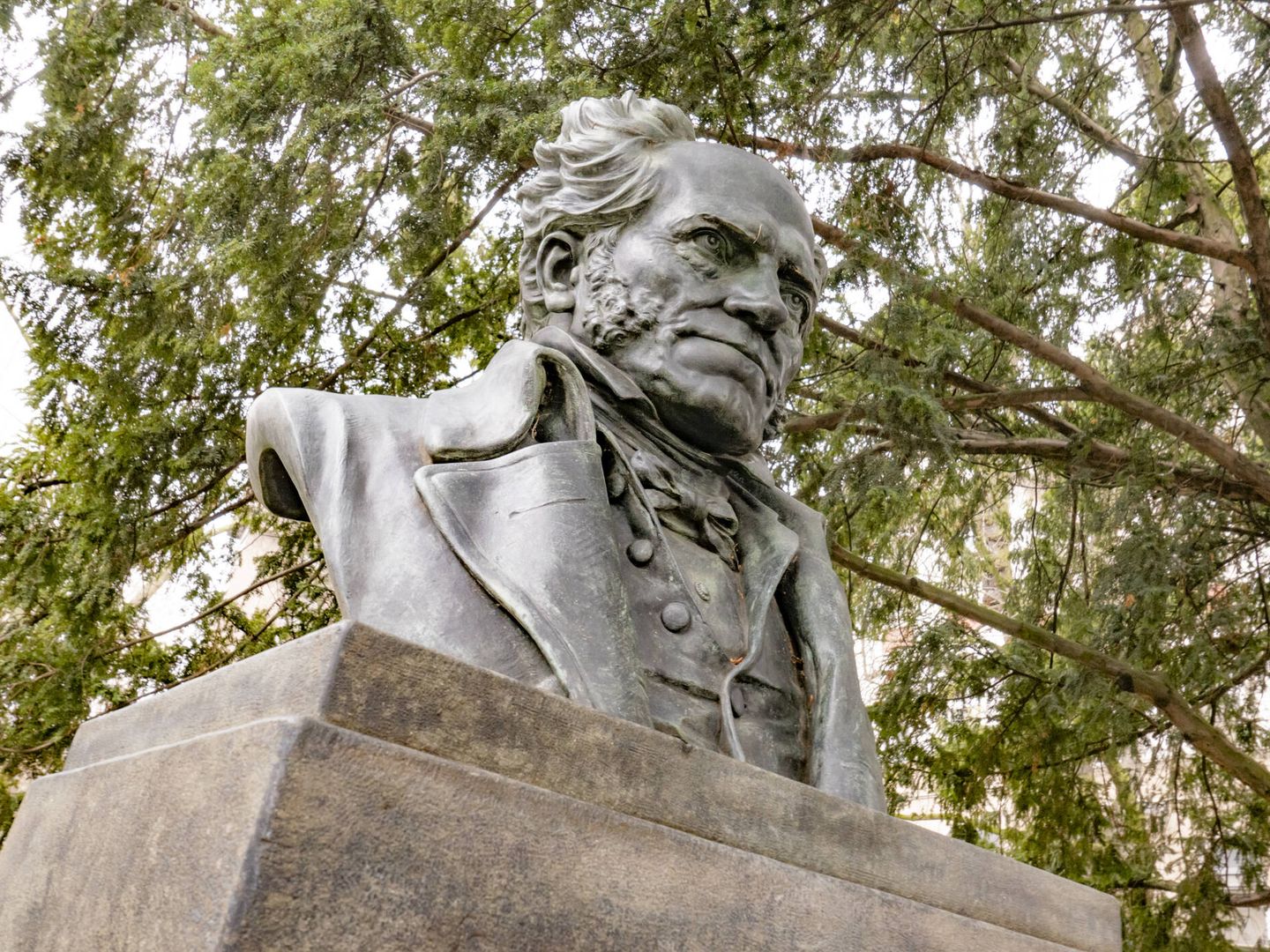 Estatua del filósofo Arthur Schopenhauer del artista Friedrich Schierholz en Frankfurt (Fuente: iStock)