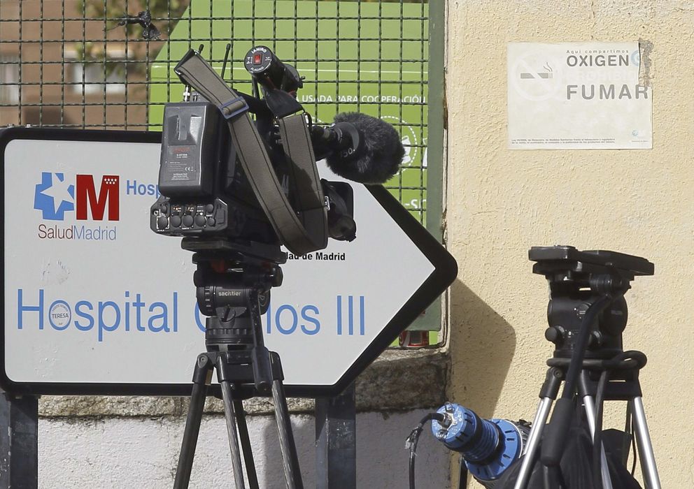 Foto: Una cámara espera en el hospital Carlos III. (EFE)