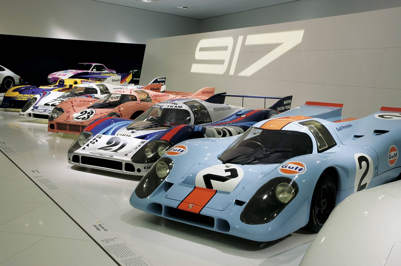 Además de sus vehículos emblemáticos, las exposiciones incluyen algunos de los logros del profesor Ferdinand Porsche.