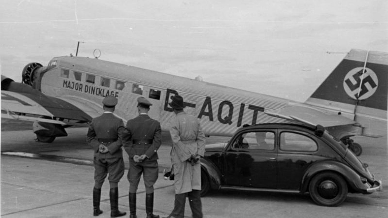Foto: Avión nazi junto a un vehículo Volkswagen (Foto: CC/Bundesarchiv)