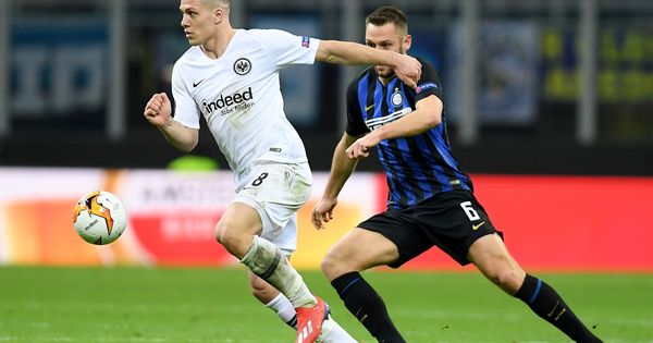 Foto: Luka Jovic en una acción de ataque contra el Inter de Milán en la Europa League. (Efe)
