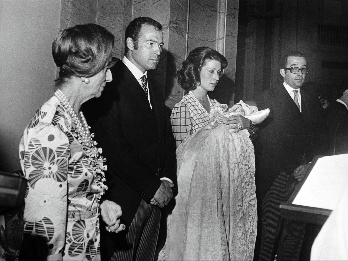 Carmen Polo, y sus característicos collares, con su hija y el duque de Cádiz en el bautizo de Alfonso. (Gtres)