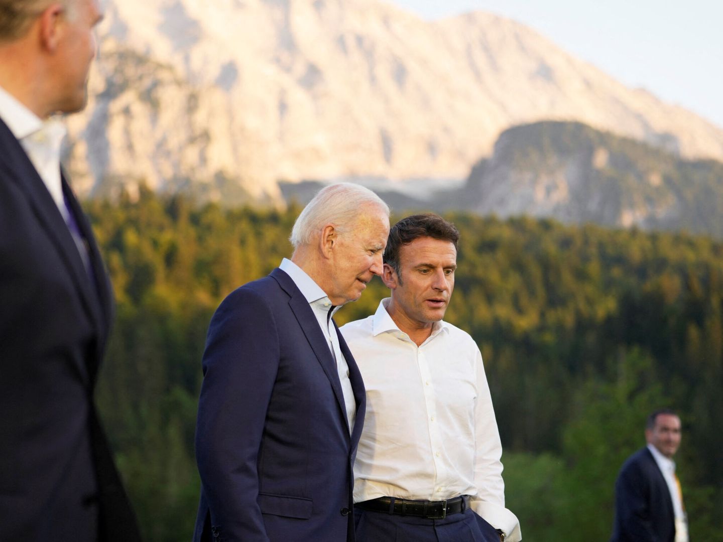 El presidente de EEUU charla junto a su homólogo francés durante una cumbre del G-7 en Alemania. (Reuters)