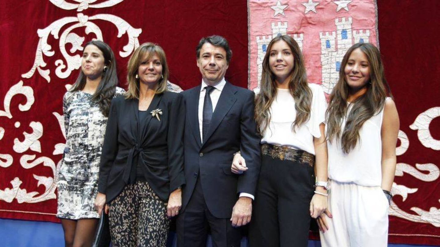 Ignacio González junto a su mujer y sus hijas. (Archivo)