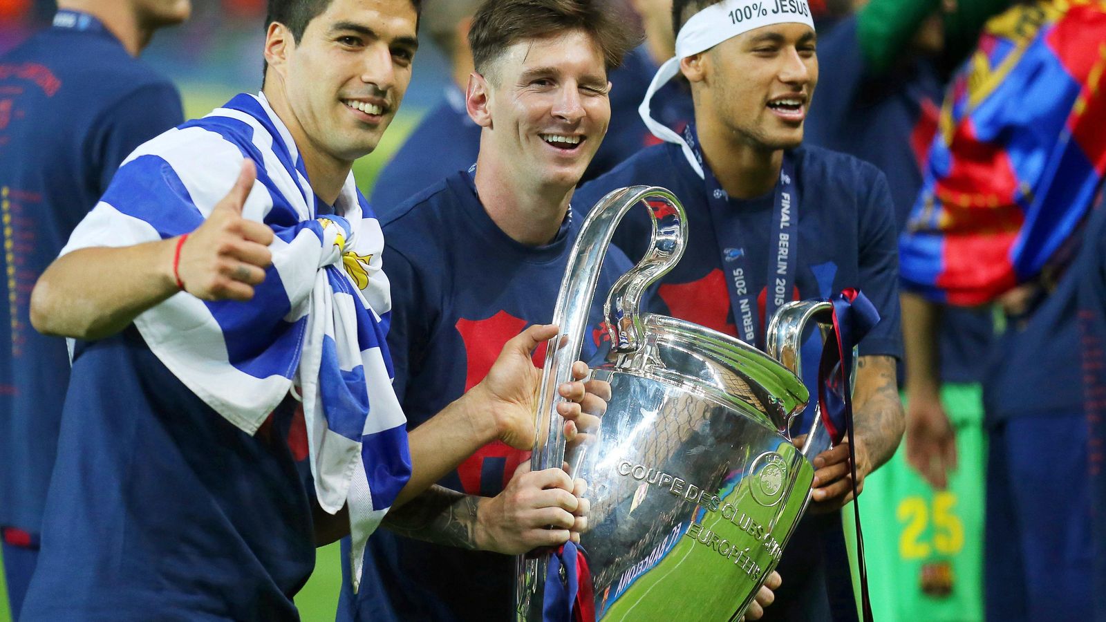Foto: Messi sostiene el trofeo de la Champions acompañado por Luis Suárez y Neymar (EFE)