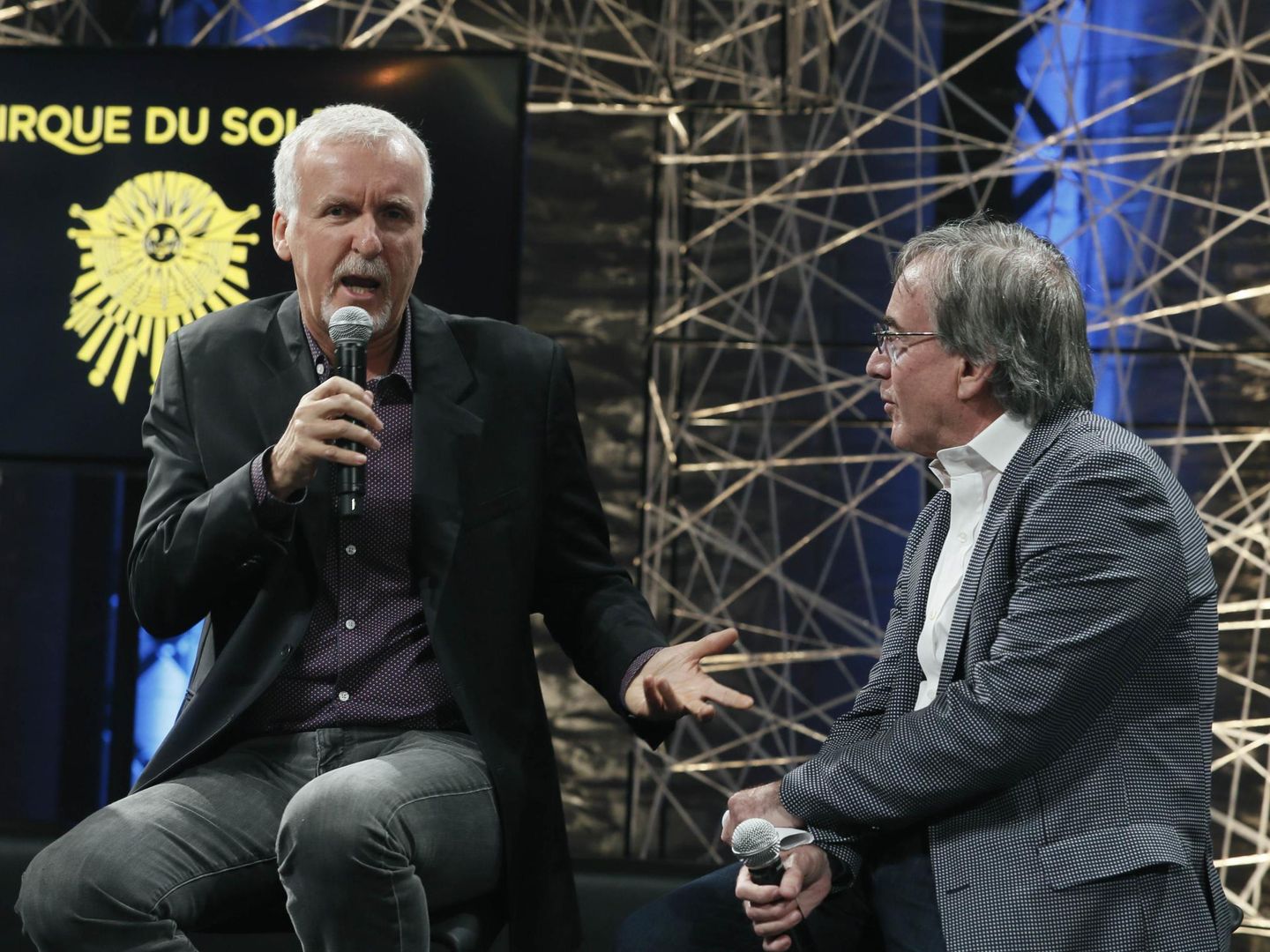 El presidente del Circo del Sol, Daniel Lamarre, a la derecha, conversa con el director de cine James Cameron. (EFE)