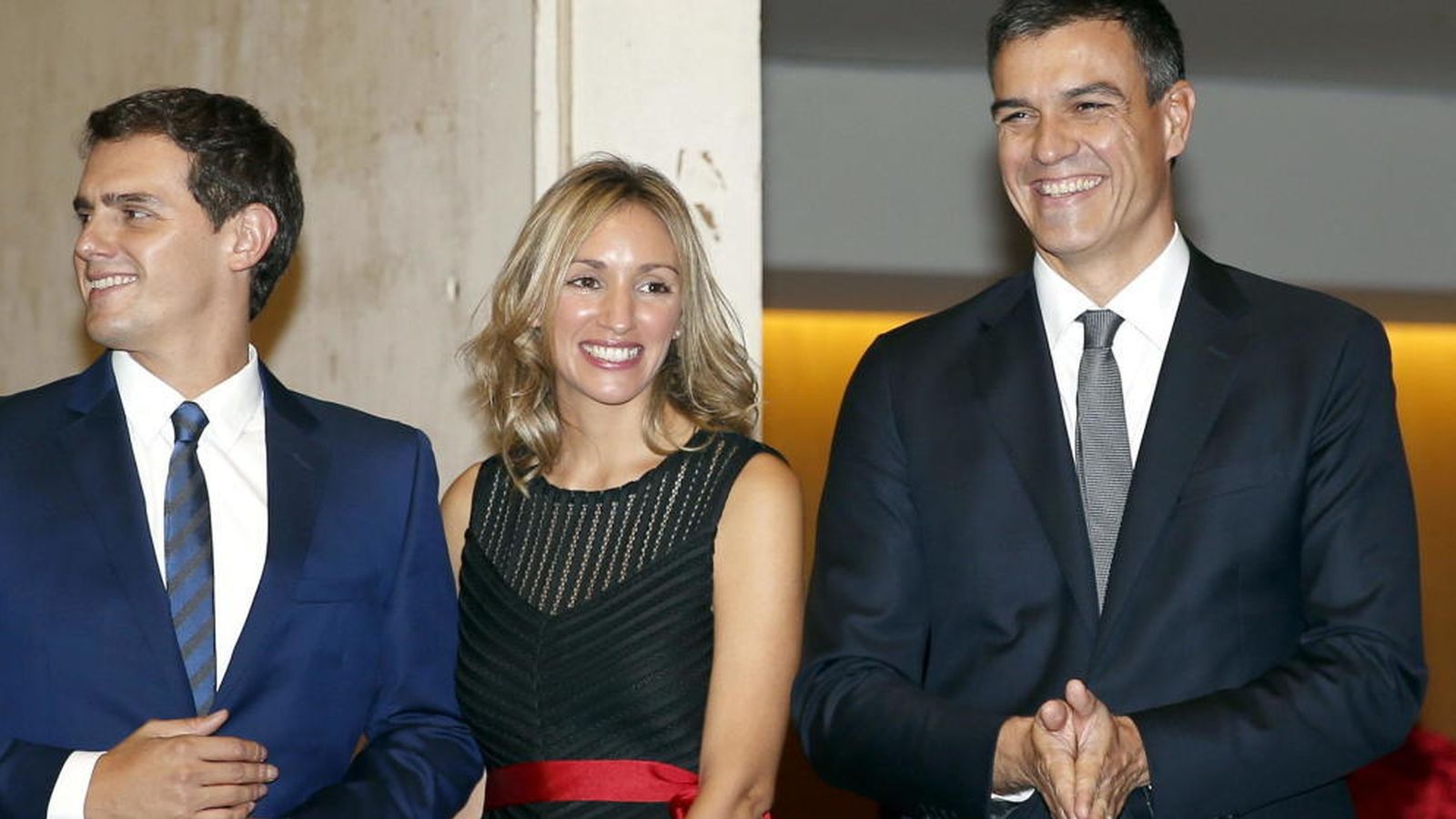 Foto: El presidente de Ciudadanos, Albert Rivera, su pareja y el secretario general del PSOE, Pedro Sánchez, a su llegada a la cena del fallo del Premio Planeta. (EFE)