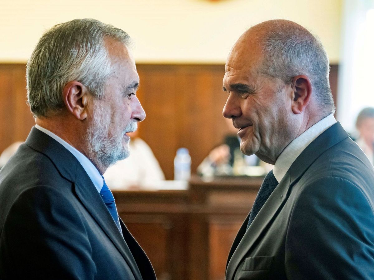 Foto: Los expresidentes de la Junta de Andalucía José Antonio Griñán (i) y Manuel Chaves. (EFE/Raúl Caro) 