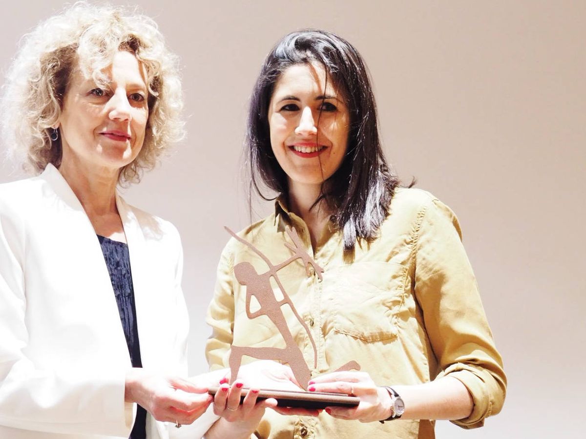 Foto: La editora de Seix Barral, Elena Ramírez entrega el premio Biblioteca Breve a Raquel Taranilla