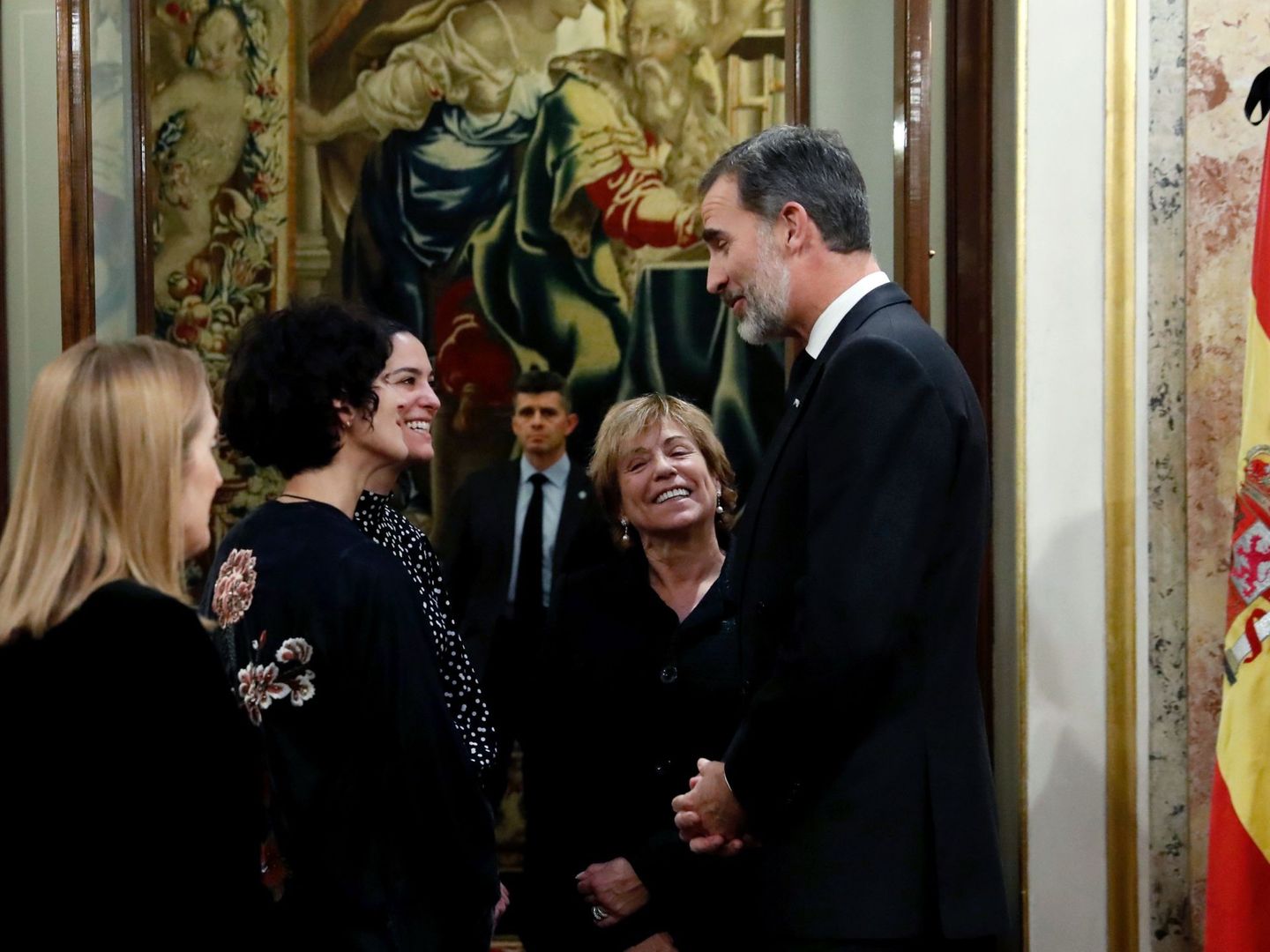 El Rey conversa con la viuda, Carmen Ortiz, y las dos hijas de Manuel Marín, Paloma y Alejandra, ante la presidenta del Congreso, Ana Pastor. (EFE)