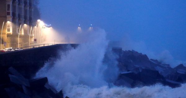 Foto: Una ola rompe contra el Paseo Nuevo de San Sebastián. (EFE)