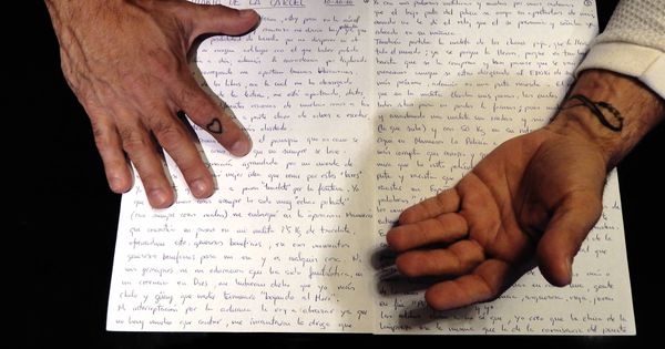 Foto: La manos de Eduardo A., vizcaíno de 47 años, sobre su diario. (Martín Ibarrola)