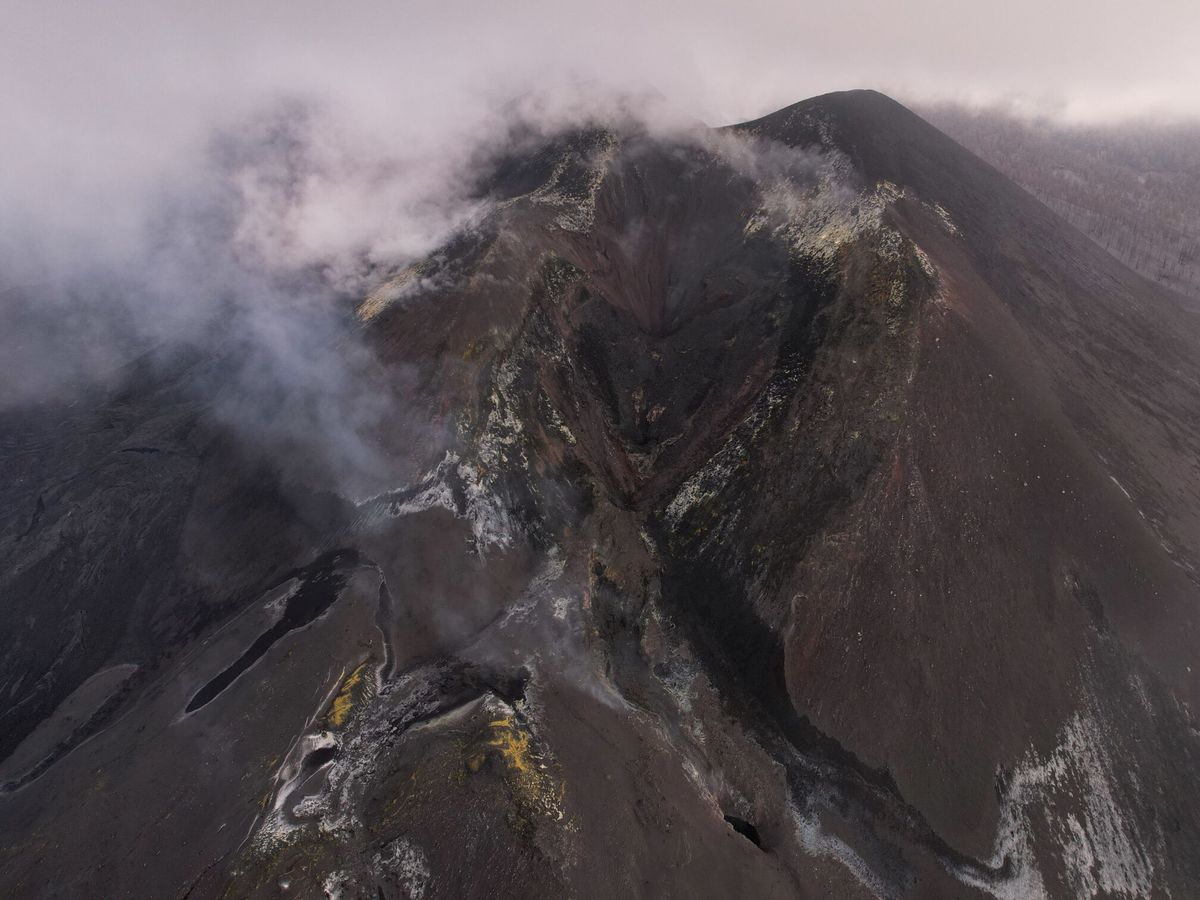 Foto: El volcán Cumbre Vieja. (Reuters/Borja Suarez)