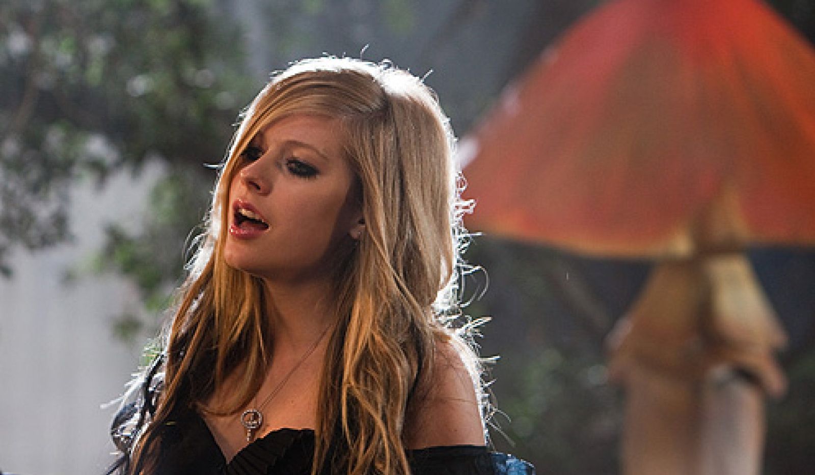 Foto: Avril Lavigne se sumerge en el País de las Maravillas