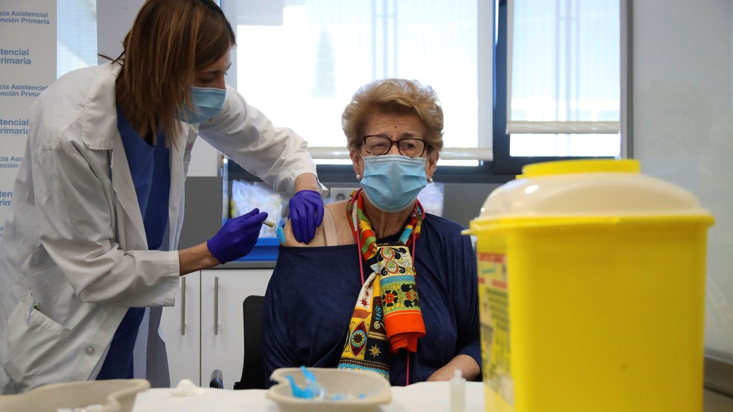Una mujer se vacuna de la gripe y el covid en Madrid. (EFE)