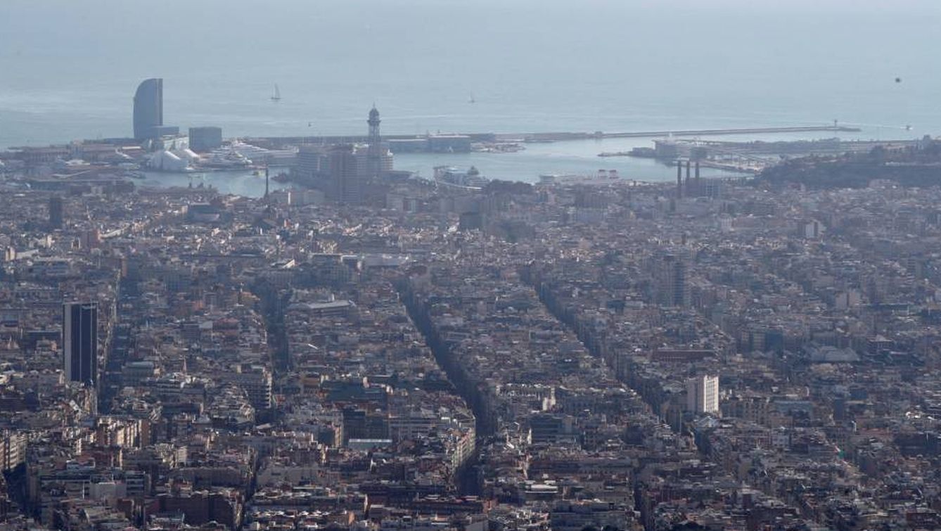 La contaminación es uno de los grandes problemas de Barcelona. (EFE / Alejandro García)