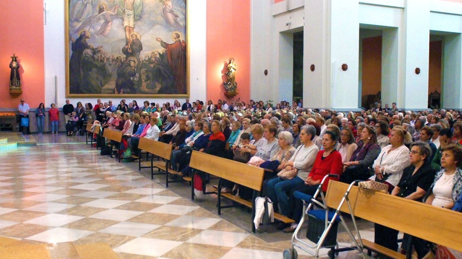 Foto: Iglesia San Antonio de Cuatro Caminos en Madrid a rebosar durante una misa