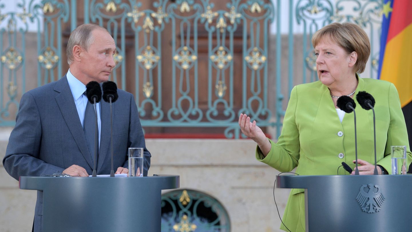 Angela Merkel y Vladimir Putin, en rueda de prensa tras su encuentro. (Reuters)