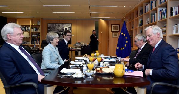 Foto: El presidente de la Comisión Europea, Jean-Claude Juncke (2º dcha), y el negociador de la UE para el brexit, Michel Barnier (dcha), se reúnen con la primera ministra británica. (EFE)