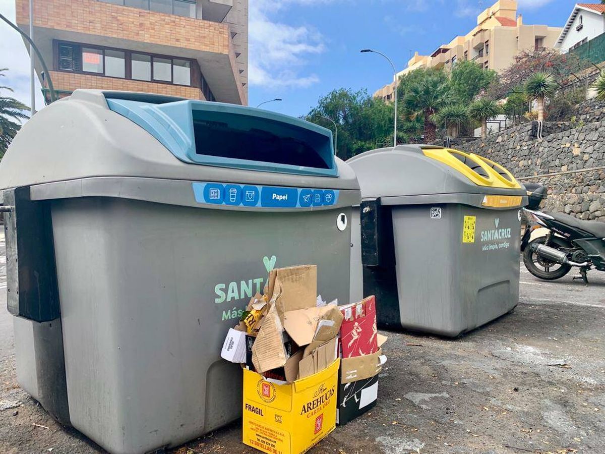 Foto: Restos de basura acumulada fuera de los contenedores. (L.M.)
