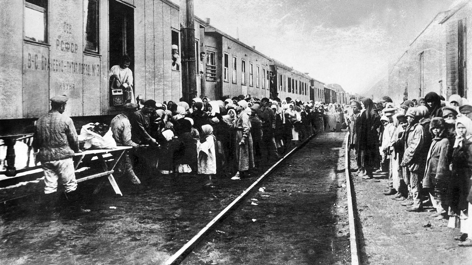 Foto: Prisioneros esperando ser transportados a los campos de trabajo soviéticos en los años 20. (Cordon Press)