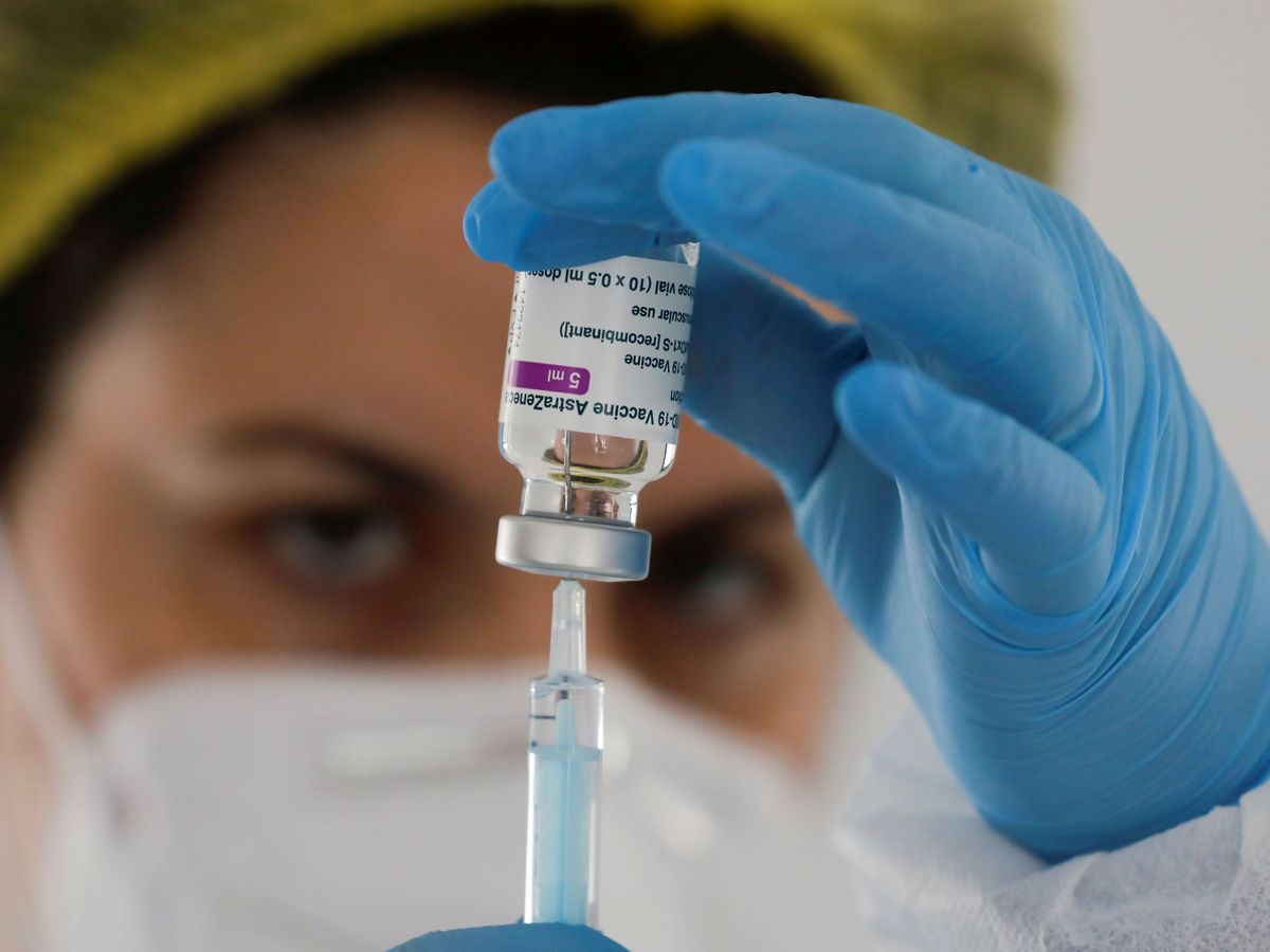 Foto: Una enfermera prepara una dosis de la vacuna contra el coronavirus. (Reuters) 