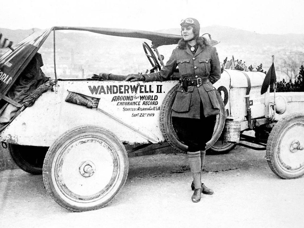 Foto: Wanderwell, junto a uno de los coches usados en sus populares retos de conducción. (Ford)