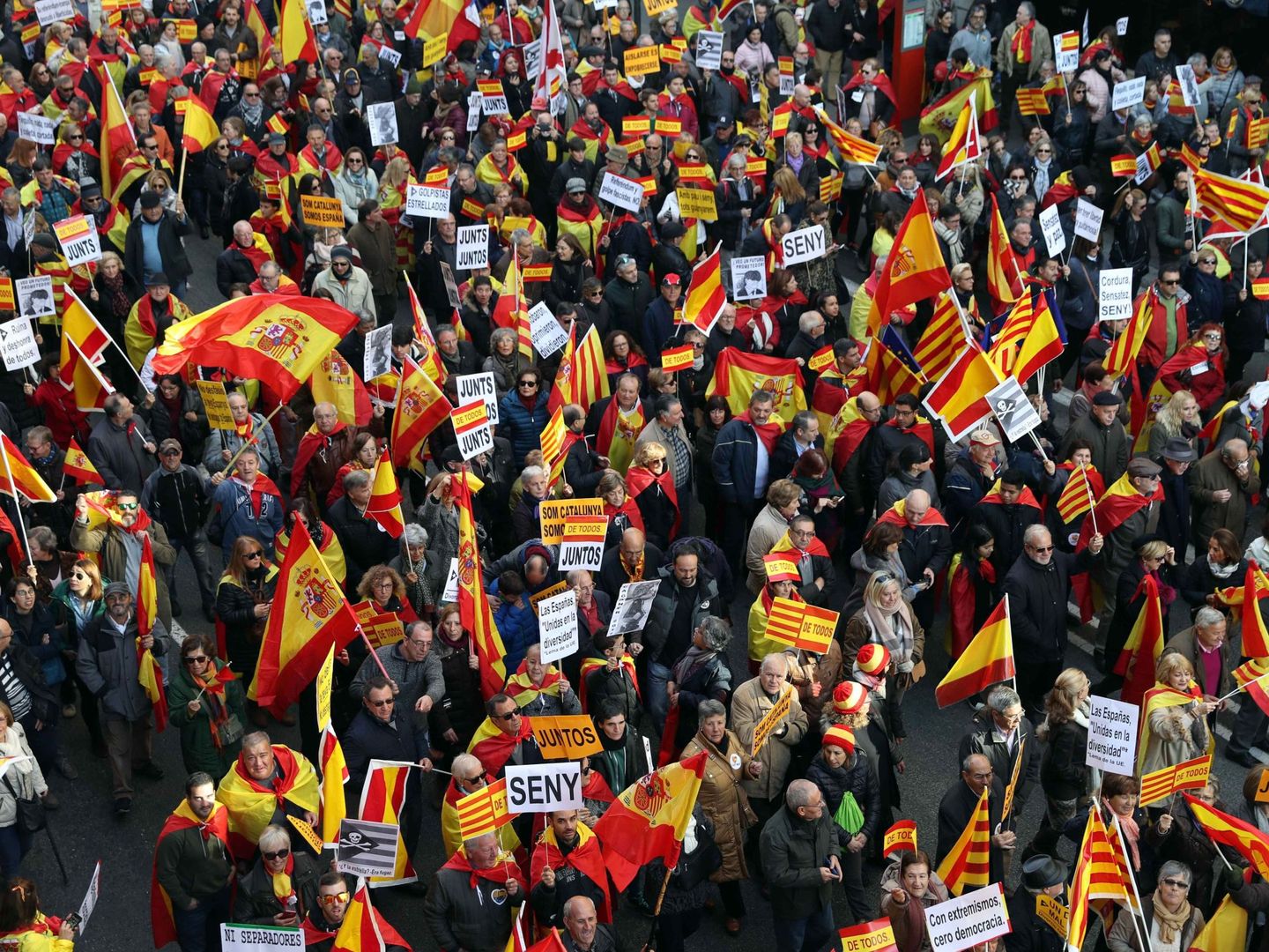 Unas 12.000 personas, según la Guardia Urbana, se han manifestado hoy en el centro de Barcelona. (EFE)