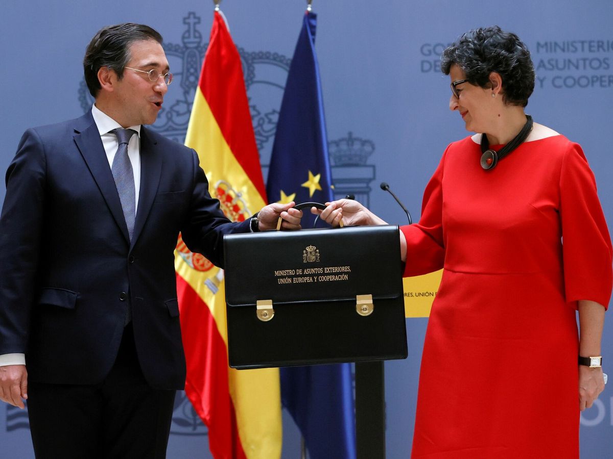 Foto: El nuevo ministro de Asuntos Exteriores, José Manuel Albares, junto a su predecesora, Arancha González Laya. (EFE)