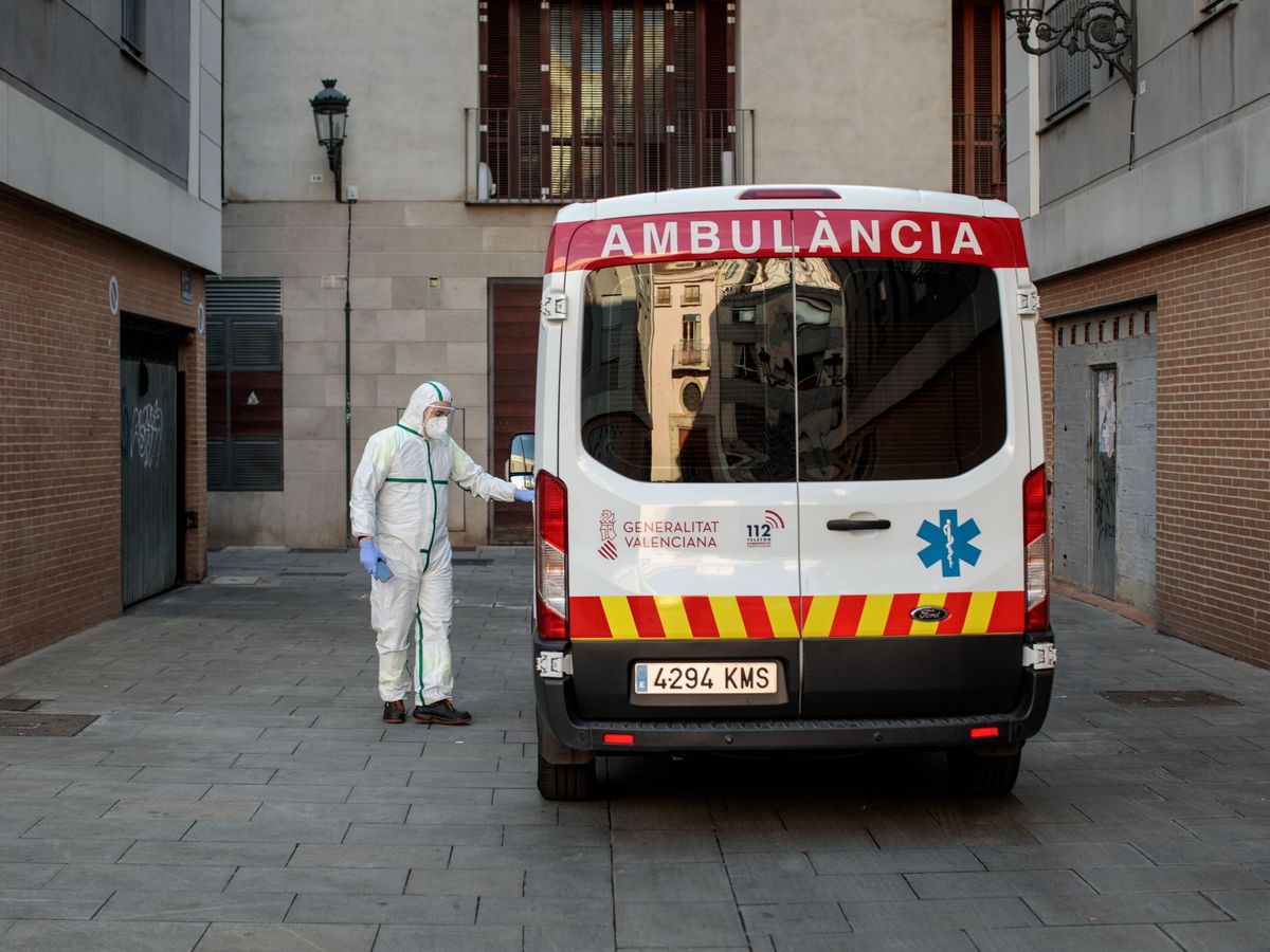 Foto: La ambulancia trasladó a la pequeña hasta un hospital de Alicante (EFE/Biel Aliño)