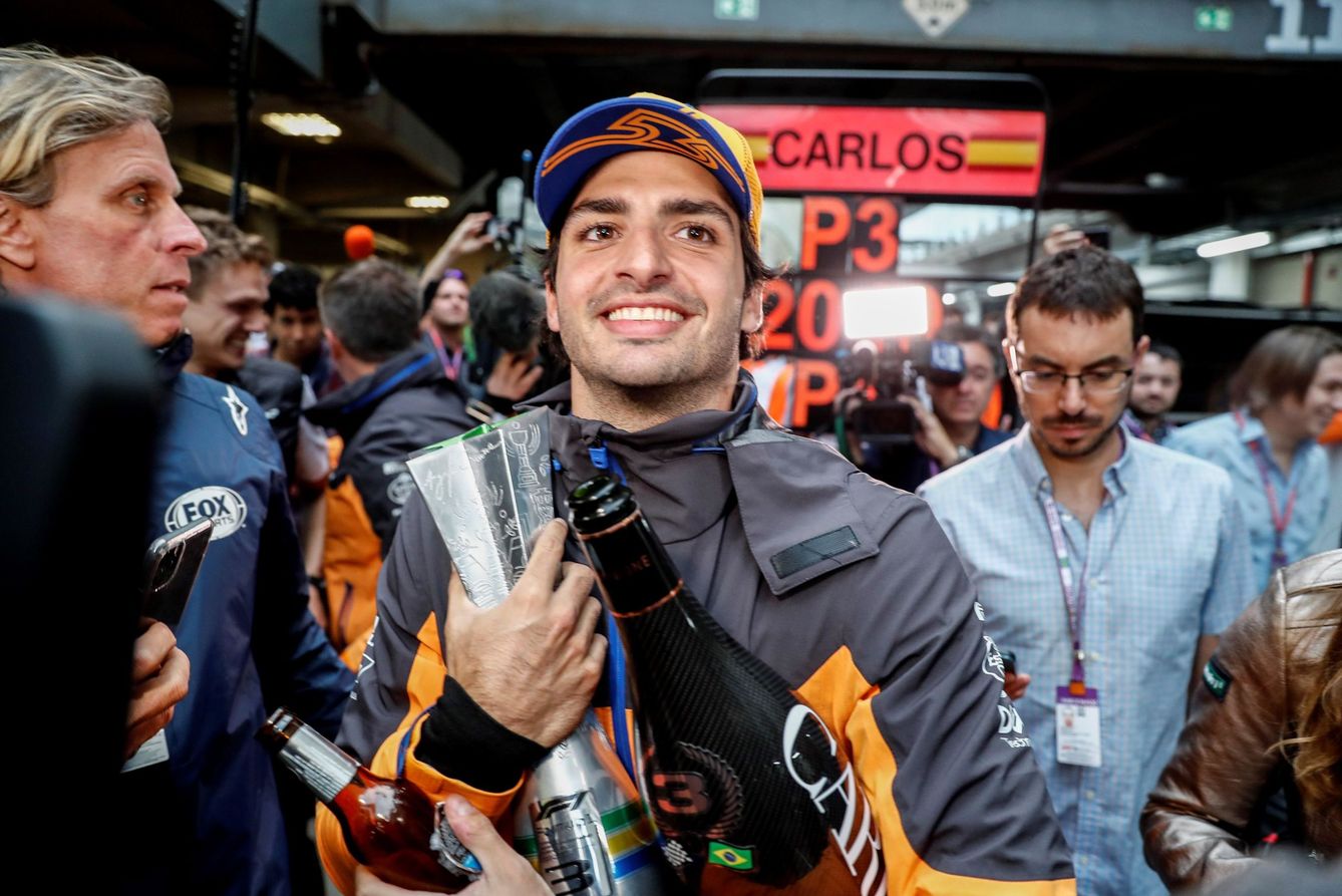 Carlos Sainz celebra su podio en el Gran Premio de Brasil. (EFE)