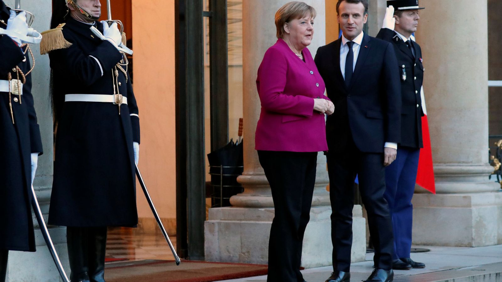 Foto: Emmanuel Macron recibe a Angela Merkel en el Palacio del Elíseo, en París. (Reuters)
