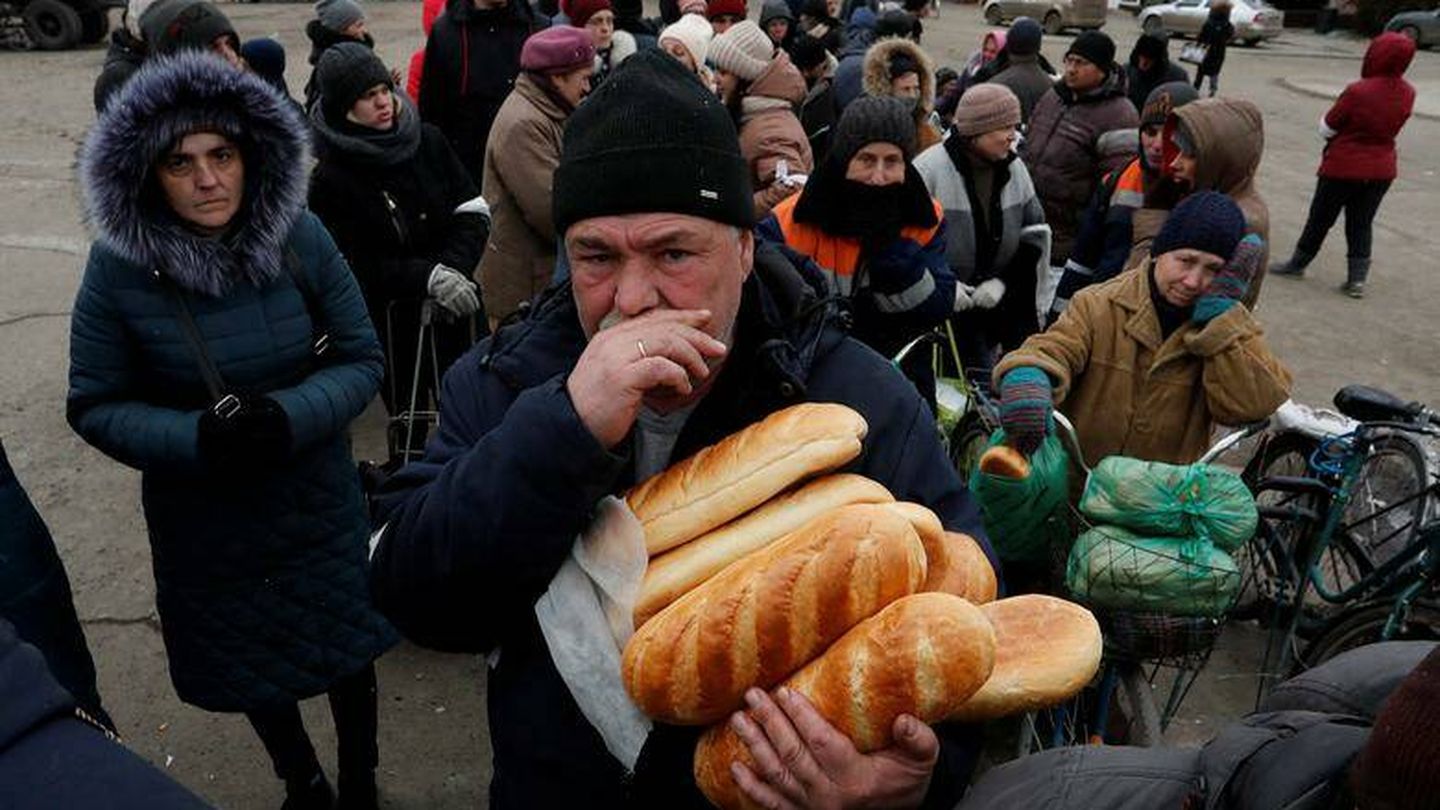 La población de la ciudad de Volnovakha, controlada por las tropas rusas, hace cola para recibir alimentos. (Reuters/Alexander Ermochenko)