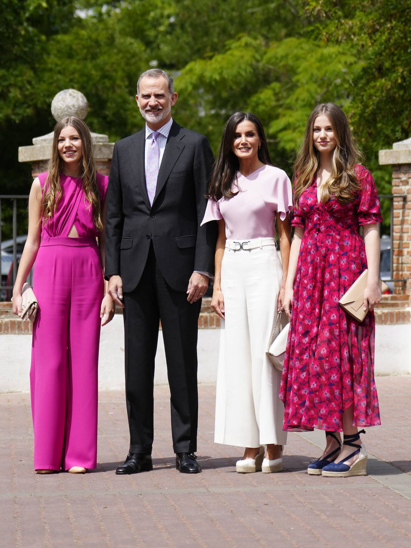Los Reyes, con sus hijas en la confirmación de Sofía. (LP)