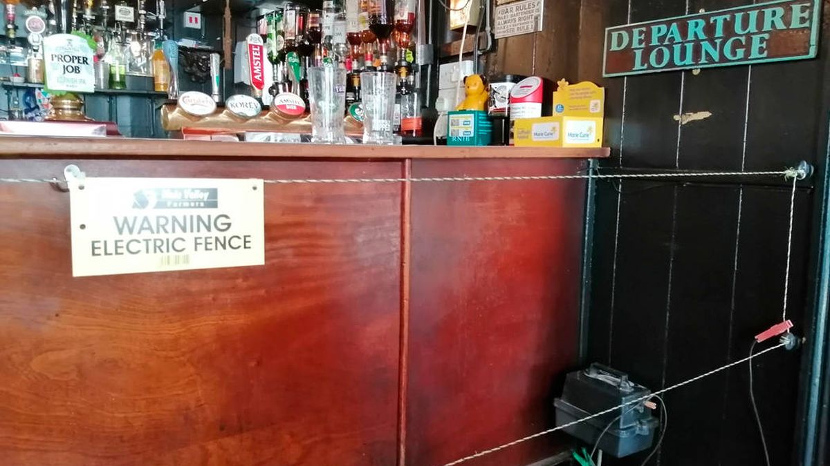 Un pub instala una valla electrificada para que los clientes no entren en la barra