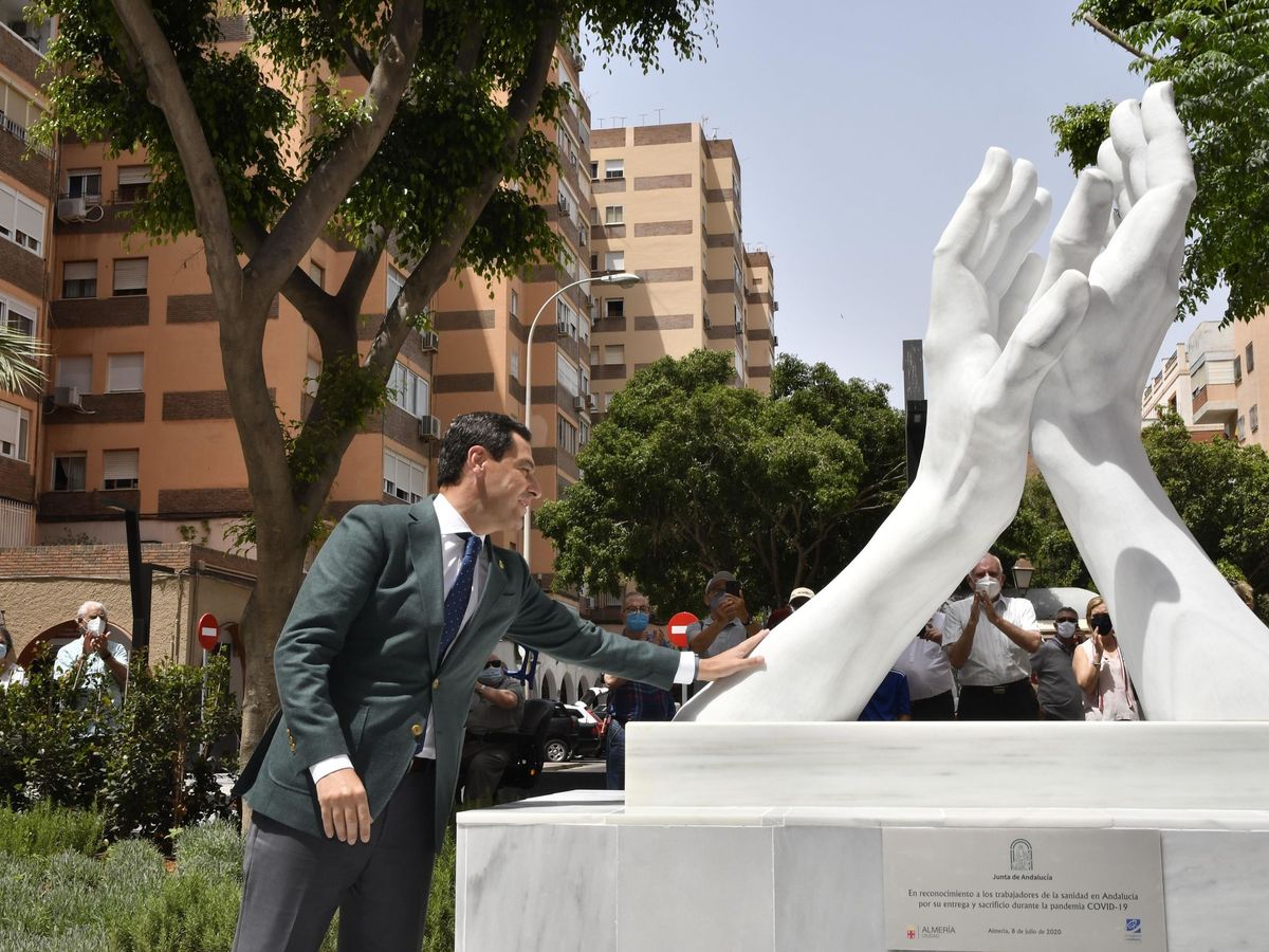 Foto: El presidente de la Junta de Andalucía, Juanma Moreno, inaugura una escultura homenaje a los sanitarios en Almería. (EFE)