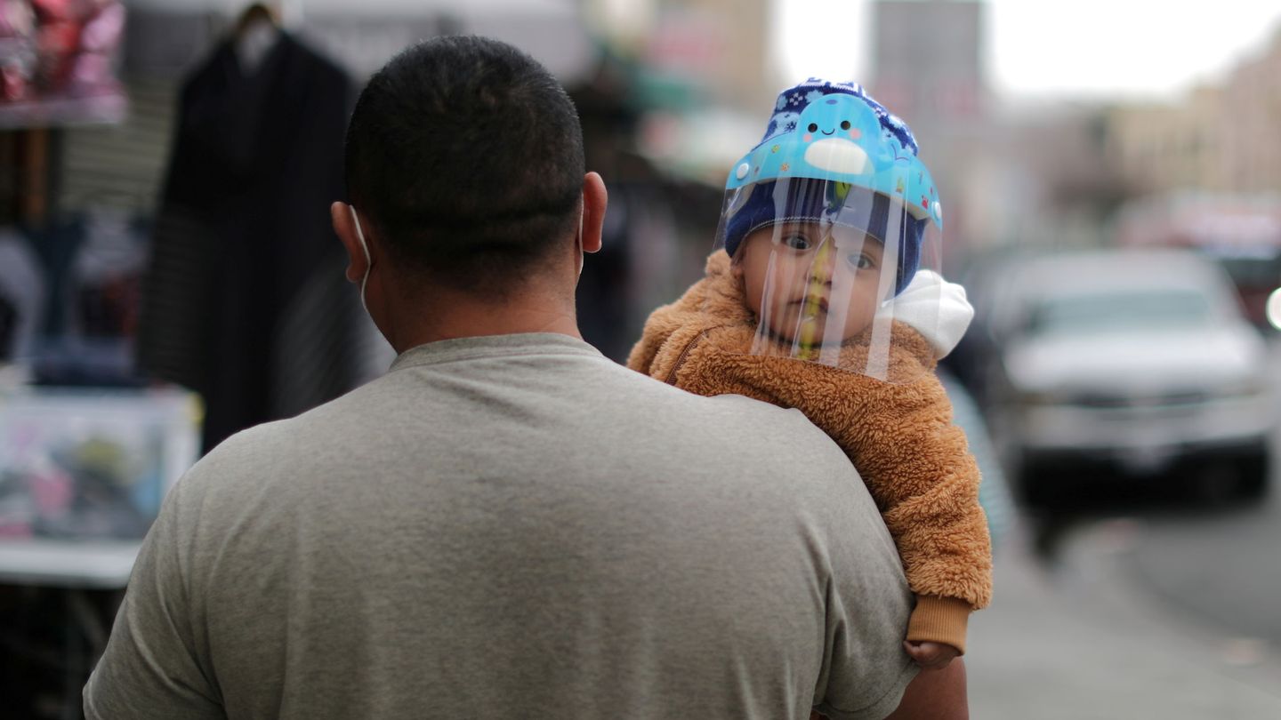 Un bebé con una máscara para protegerse del covid. (Reuters)