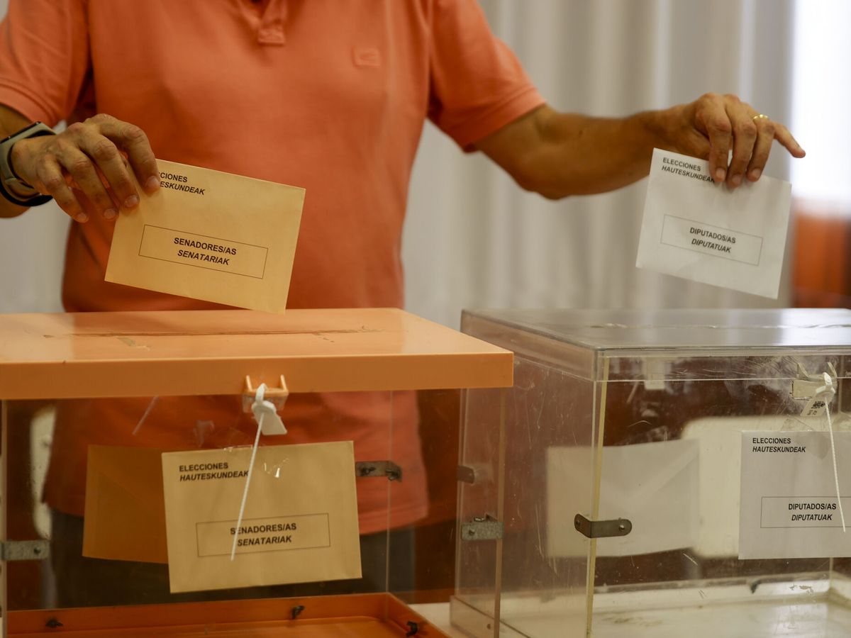 Foto: Imagen de archivo de una persona introduciendo sobres electorales en las urnas. (EFE/Luis Tejido)