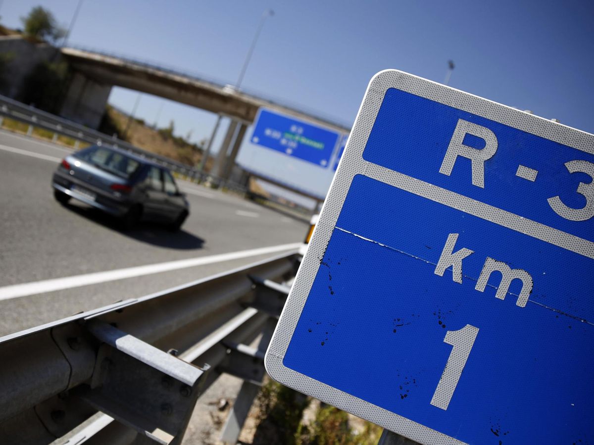 Foto: Un coche circula por la autopista radial R-3, en la Comunidad de Madrid. (Reuters)